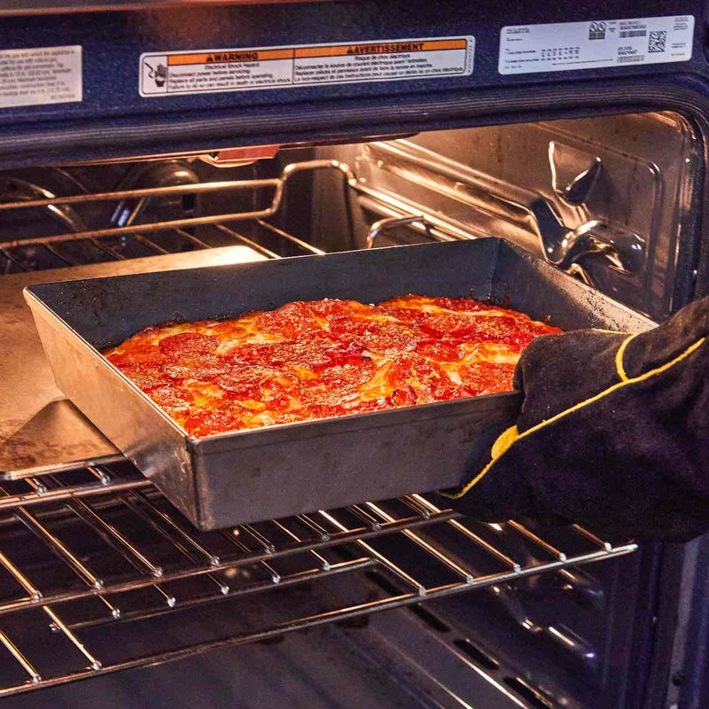 Cooking pizza in a home oven using a Baking steel from Ooni 