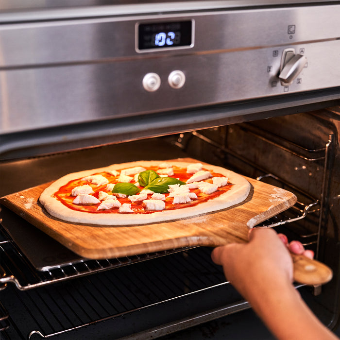 Cooking pizza in a home oven using a Baking steel from Ooni 